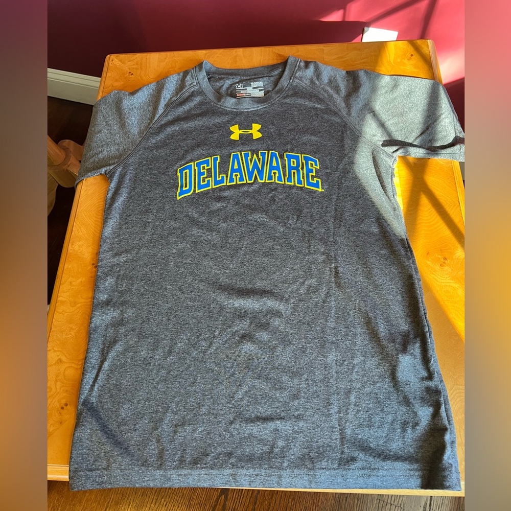 Under armour heat gear Delaware university shirt youth large
